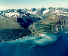 Industriområdet Furuflaten med dalføret i bakgrunnen og fylkets høyeste fjell, Jiehkkevarri midt på bildet.