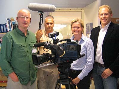 Europakommisjonens TV-team har filmet hverdagen til (f.h.) Jostein Røynesdal og Kari-Ann Kristiansen i Norges SOLVIT-senter.