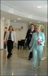 Thorhild Widvey på vei til pressekonferanse
