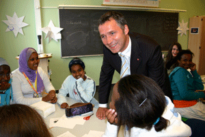 Statsminister Jens Stoltenberg sankker med elever på Sommerskolen