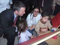 Statsminister Stoltenberg på Norsk Folkehjelps utdannings- og rehabiliteringssenter i Beirut
