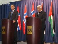 Statsminister Stoltenberg og president Abbas