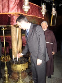 Statsminister Stoltenberg i Fødselskirken i Betlehem