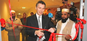 Statsministeren åpner leksehjelpsamarbeidet mellom Central Jamaat-e Ahl-e Sunnat-moskéen og Røde Kors Oslo. Foto: Røde Kors