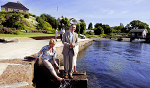 Statsminister Stoltenberg og kommunal- og regionalminister Haga ved åpningen av stranden på Huk