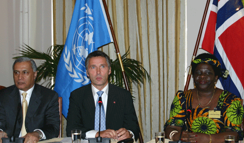 Prime Minister Shaukat Aziz of Pakistan, Prime Minister Jens Stoltenberg and Prime Minister Luisa Diogo of Mozambique.