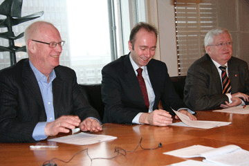 Leder for demokratiutvalet Trond Bakkevig, kultur- og kyrkjeminister Trond Giske og direktør for Kyrkjerådet Jens Petter Johnsen. Foto: KKD