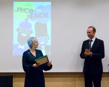 Vinner av debutantprisen Kari Stai og kulturminister Trond Giske. Foto: Anne Tove Ørke/Nasjonalbiblioteket