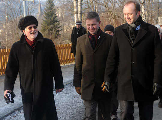 Vandring på Pilgrimsleden, leder for restaureringsarbeidene Øyvind Lunde og statsrådene Trond Giske og Erik Solheim. Foto: Carl-Erik Eriksson