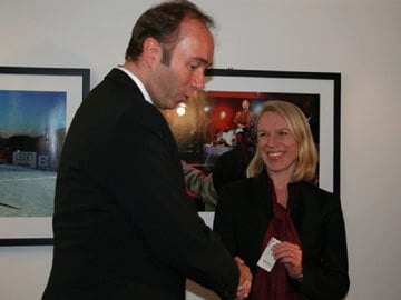 Anniken Huitfeldt mottar nøkkelen av Trond Giske. Foto: KKD