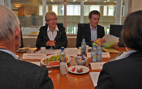 Statsråd Liv Signe Navarsete og statssekretær Dag-Henrik Sandbakken. Foto: Agnar Kaarbø/KRD.
