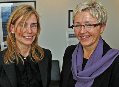 Utvalsleiar Karen Helene Ulltveit-Moe og statsråd Liv Signe Navarsete. Foto: Agnar Kaarbø/KRD