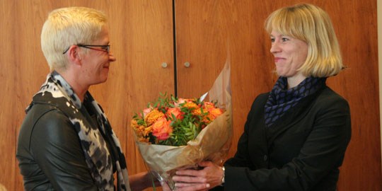 Nyutnevnt direktør i Kulturrådet Anne Aasheim mottar blomster av kulturminister Anniken Huitfeldt på pressekonferansen i dag. Foto: Wenche Nybo/Kulturdepartementet