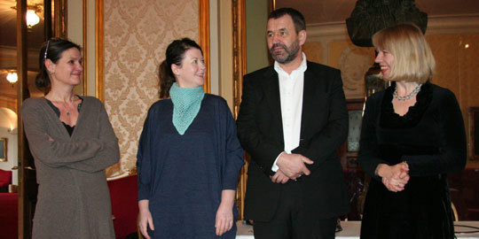 Nestleder Therese Bjørneboe, komitémedlem Hanne Tømta, leder Per Boye Hansen og kulturminister Anniken Huitfeldt. Foto: Nybo/KUD