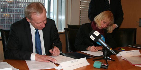 Signering av TV 2-avtale, Alf Hildrum og Anniken Huitfeldt. 3. desember 2010. Foto: KUD/Wenche Nybo
