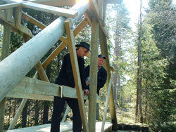 Fornøyde arbeidsledere på bru laget gjennom prosjektet Grenseløs grønn Finnskog. Foto: M. Nøkleby
