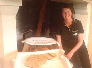 Ann Iren Sætra serverer brød bakt i egen bakerovn. Foto: Roar Flatland