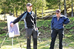 Bjarne Otnes frå Eide kommune og Asbjørn Bollandsås frå Skog og Landskap diskuterer klassifisering av innmarksbeite. Foto: Arnold Hoddevik, Møre og Romsdal fylke