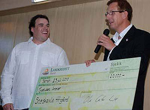 Espen Tiberg tar imot prisen