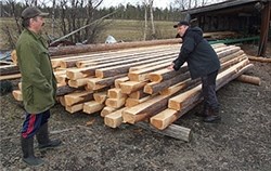 Laftetømmer er et av produktene fra finnmarksskogen. Foto: Helge Molvig