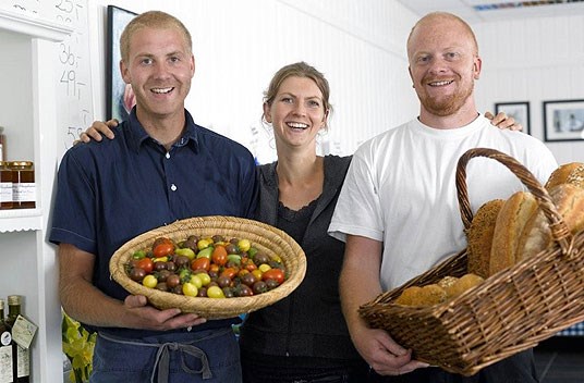Eierne av Hesnes Gartneri og Hesnes Gartneri Kjøkken, fra venstre: Frode Jarnes, Katrine Hesnes Jarnes og Bjørnar Amdahl