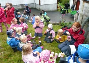 Barnehage på gardsbesøk. Foto: FM i Hordaland