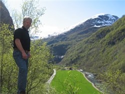 Gunnar Jordalen i Nærøyfjorden. Foto: Roar Werner Vangsnes