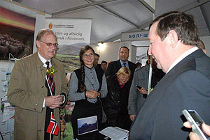 Besøk på standen til Fylkesmannen i Finnmark i Arkhangelsk