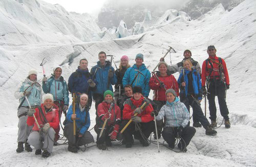 Studentane fekk prøva seg på tur i Jostedalen - her på bretur med breførarlaget. Foto: Roar Werner Vangsnes.