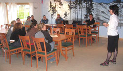 Studentane fekk orientering av vertinna på Jostedal Hotell. Foto: Roar Werner Vangsnes