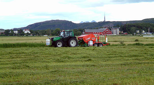 Traktor på åkeren