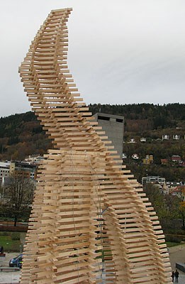 Fylkesnytt: Treskulptur på festplassen i Bergen