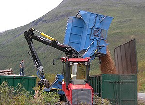 "Tømming fra flishogger til lastebilkonteiner"  Foto: Fylkesmannen i Troms, landbruksavdelinga