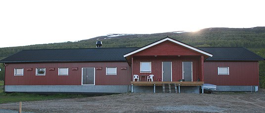 Nytt sauefjøs hos Torbjørn og Elisabeth Rognseth i Balsfjord. Foto: Alf Bjerkås