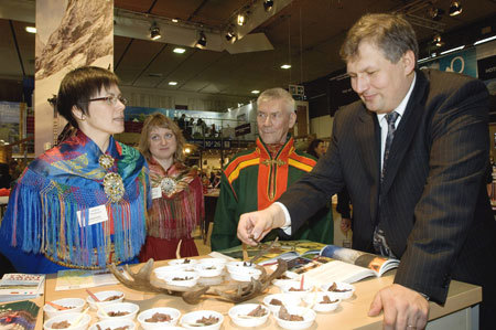 Riis-Johansen i samtale med utstillere. Foto: Gorm K. Gaare