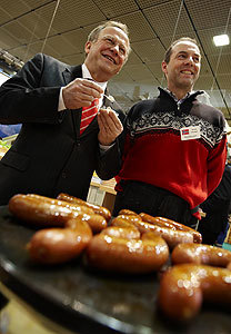 Landbruks- og matminister Lars Peder Brekk besøker Oslofjordregionens stand under åpningen av Grüne Woche 2011