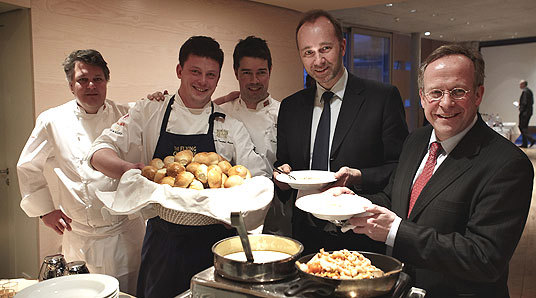 Landbruks- og matminister Lars Peder Brekk og nærings- og handelsminister Trond Giske på presskonferansen Norges ambassade Berlin, Grüne Woche 2011