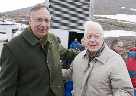 Departementsråd Per Harald Grue og president Jimmy Carter utenfor Svalbard Globale frøhvelv. Foto: Gunnar Thorenfeldt/Svalbardposten