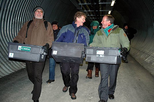 Svalbard Globale frøhvelv: Cary Fowler og Lars Peder Brekk på vei inn i hvelvet med frø. Foto: Kjell Werner, ANB