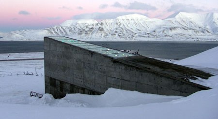 Inngangspartiet til hvelvet med utsmykning av den norske kunstneren Dyveke Sannes. Foto: Mari Tefre/Svalbard globale frøhvelv