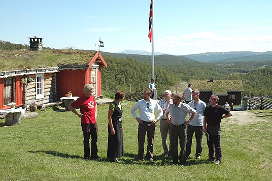 HKH Kronprins Haakon møter setereiere Oddveig og Inge Eggen på setra Spellmovollen. Foto: LMD