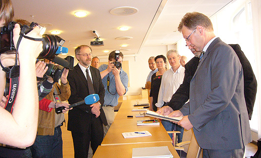 Jordbruksoppgjøret: Fra dagens overrekkelse av Statens tilbud, fra venstre, statens forhandligsleder Leif Forsell, i forkanta av bildet Pål Haugestad, leder i Norges Bondelag. Foto: LMD