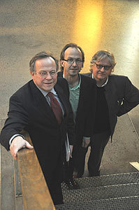 Landbruks- og matminister Lars Peder Brekk (t.v.) ble orientert om Arkitektur- og designhøgskolens satsing på trebruk av instituttstyrer Børre Skodvin (i midten) og rektor Karl-Otto Ellefsen.