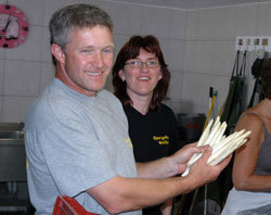 ASPARGESSESONG: Hos Anton og Elke Weilhöfer i Kolitzheim er aspargessesongen i full gang. FOTO: LMD