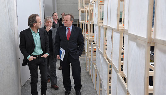 Instituttstyrer Børre Skodvin (t.v.) viste landbruks- og matminister Lars Peder Brekk rundt i verkstedene som blant annet blir brukt til å utvikle studentenes sans for trebruk.