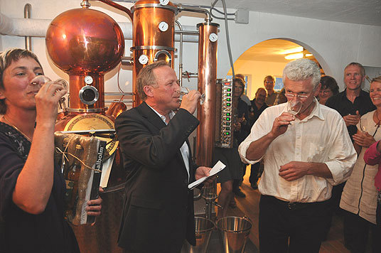 Landbruks- og matminister Lars Peder Brekk delte de første dråper fra det nye brenneriet i Balestrand som Eli-Grete Høyvik og Åge Eitungjerde har etablert.