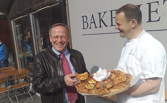 Landbruks- og matminister Lars Peder Brekk ble servert forkost av Morten Schakenda som driver Bakeriet i Lom. Foto: LMD
