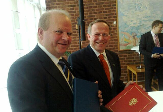 Reindrift: Jordbruks- og sameminister Eskil Erlandsson og landbruks- og matminister Lars Peder Brekk har i dag undertegnet den nye norsk-svenske reinbeitekonvensjonen i Stockholm. Foto: LMD