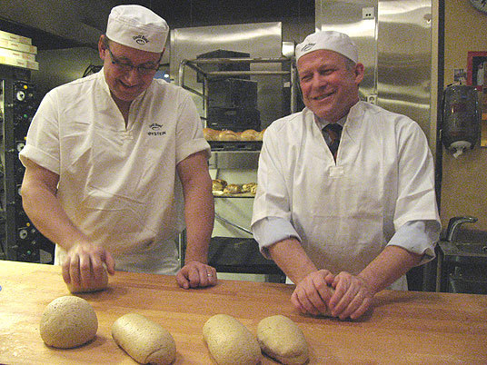 Daglig leder Øystein Løvlie, Godt Brød og landbruks- og matminister Lars Peder Brekk. Foto: LMD