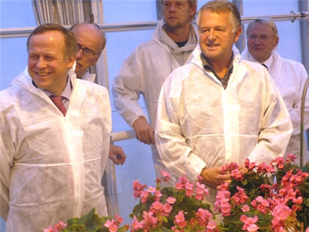 Landbruks- og matministeren på omvisning hos Sagaplant AS i Sauherad. Foto: LMD